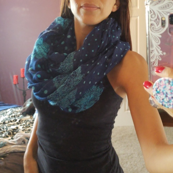 Bundle of 4 Infiniti scarves - Picture 3 of 5